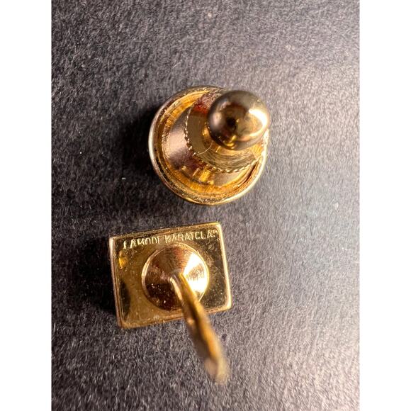 Vintage MCM La Mode Karatclad Nephrite Jade Gold Tone Rectangular Tie Tac - Picture 4 of 11